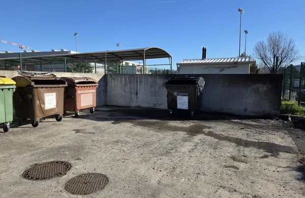 Petarde in vandalizem: v Postojni metali petarde in zbrcali občana, ki jih je zalotil