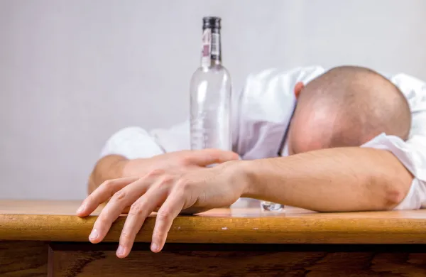 alkohol delovno mesto kronicna bolezen pitje pijanec alkoholik