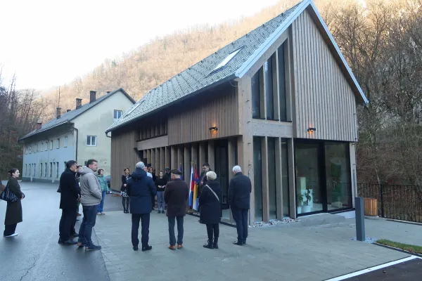 Z Divjo bajto, novim vstopnim centrom v krajinski park, so v Idriji nadomestili grd madež razpadajočega kozolca.