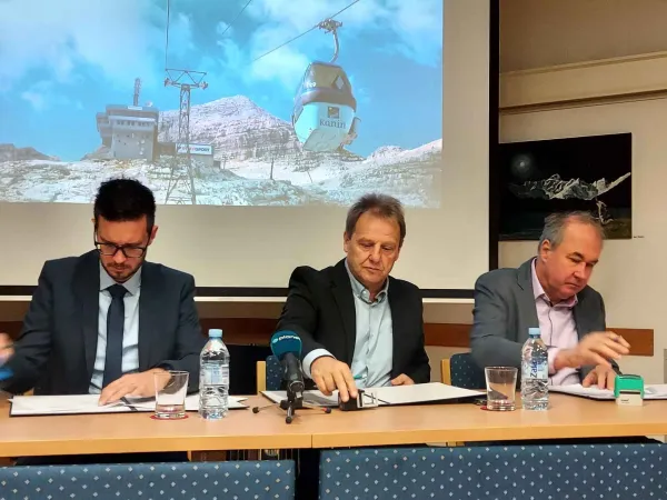 Kanin, Bovec, projekt, smuči&scaron;če, so z leve: Sandi Krč (Ska Projekt d.o.o.) župan Valter Mlekuž in Vladimir Durcik (prokurist Projekt Nova Gorica d.d.)