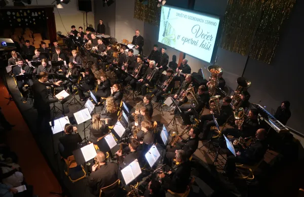 Pihalni orkester Cerkno je na praznične koncerte drzno povabil v Operno hi&scaron;o in uspel.