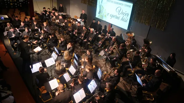 Pihalni orkester Cerkno je na praznične koncerte drzno povabil v Operno hi&scaron;o in uspel.