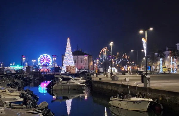 novo leto prazniki praznična okrasitev norost rajanje mandrač morje barke lučke