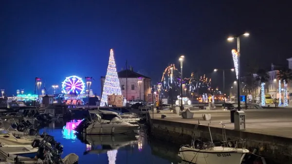 novo leto prazniki praznična okrasitev norost rajanje mandrač morje barke lučke