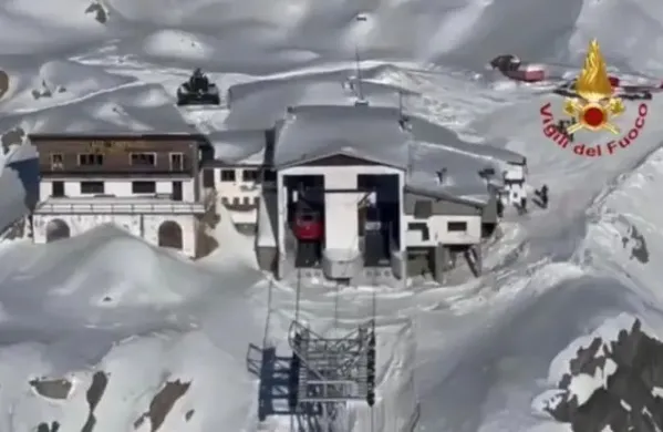 V smučarskem sredi&scaron;ču Macugnaga v severni italijanski deželi Piemont se je zaradi tehnične okvare na kabinski žičnici danes zgodila nesreča, pri čemer so bili lažje po&scaron;kodovani trije ljudje.