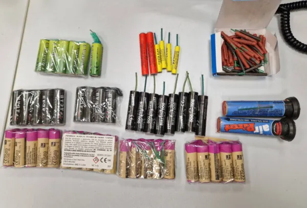 Otrok v Postojni je imel več kot 700 prepovedanih petard