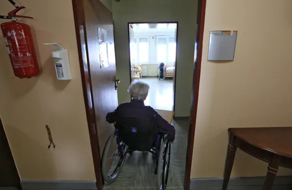 Maribor - Dom upokojencev Danice Vogrinec - Socialne zadeve - Starej&scaron;i - Upokojenci v domu - varovani oddelek za osebe z demenco - demenca - nadzor nad osebo - starostniki - stanovalci - varovanci doma - oskrbovanci - osebje zdravstveno negovalne službe, socialne službe in službe rehabilitacije ter animacije - zdravstveno negovalna služba - rehabilitacija - animacija - Ilustracija - Tematika - - - - Avtor: Andrej Petelin&scaron;ek