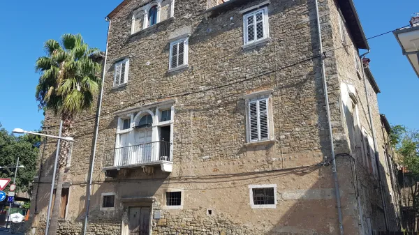 Pod ometom palače so se skrivale zanimive poslikave