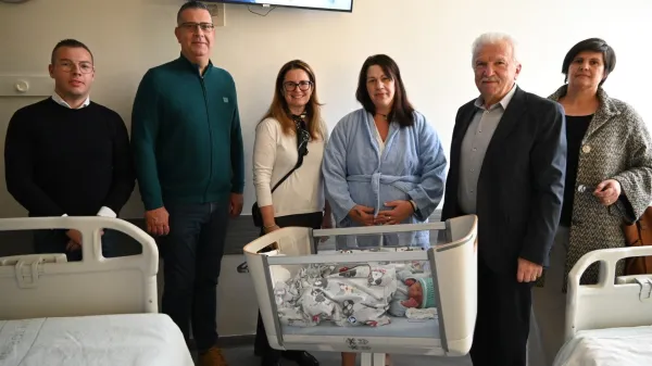 Župani in podžupani občin slovenske Istre so danes že tradicionalno obiskali izolsko porodni&scaron;nico, da bi pozdravili prve novorojenčke v novem letu.