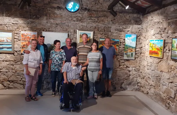 Vojko Ga&scaron;perut v Kra&scaron;ki hi&scaron;i v Repnu s prijatelji in obiskovalci razstave 