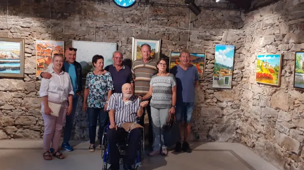 Vojko Ga&scaron;perut v Kra&scaron;ki hi&scaron;i v Repnu s prijatelji in obiskovalci razstave 