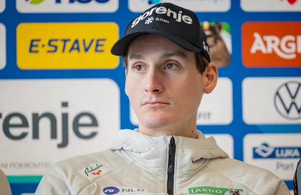 Ljubljana, Kristalna palaca.Novinarska konferenca reprezentance v smucarskih skokih po vrnitvi s skandinavske turneje.Smucarski skakalec Domen Prevc.