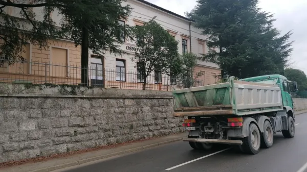 Pred vrati tretja faza prenove O&Scaron; Miren, skozi sredi&scaron;če kraja počasneje