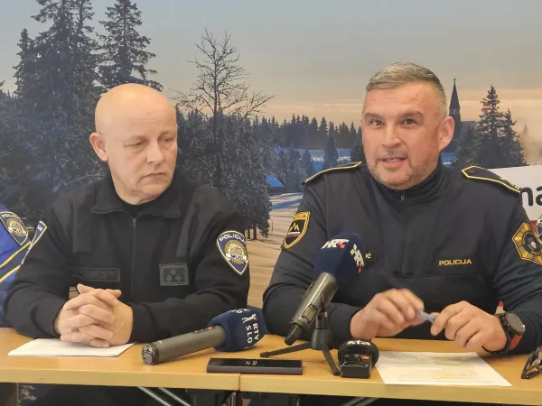 Vodja oddelka za intervencije na hrva&scaron;ki policiji Anđelko Antonić in vodja oddelka v sektorju splo&scaron;ne policije na generalni policijski upravi Alojz Sladič na novinarski konferenci na Rogli.
