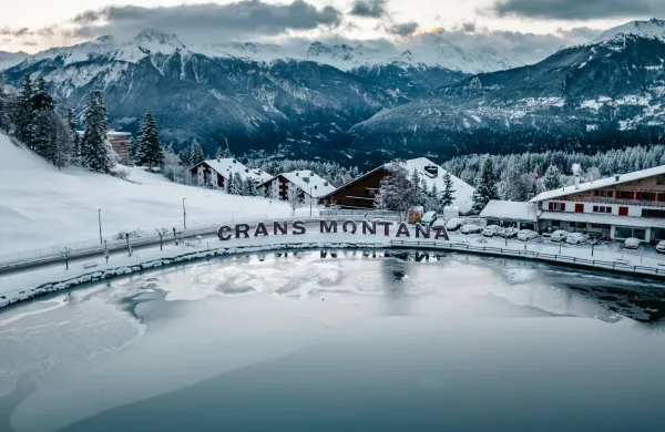 VV enem od barov v &scaron;vicarskem smučarskem sredi&scaron;ču Crans Montana je minulo noč odjeknila eksplozija, pri čemer je umrlo ali je po&scaron;kodovanih več ljudi.