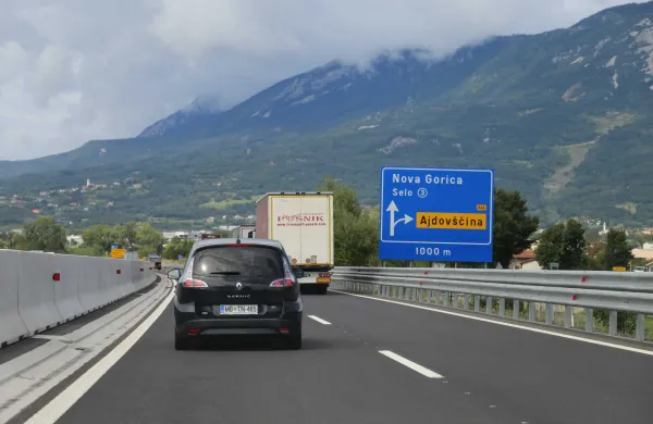 Hitra cesta promet smer Vipava-Ajdovscina avtomobili tovornjaki tovornjak tovor