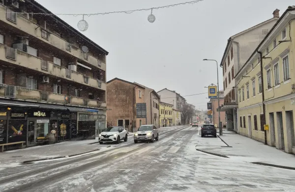 V prvi delovni dan s snežno po&scaron;iljko