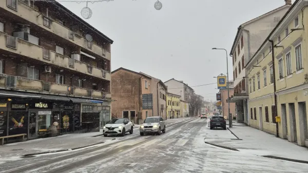 V prvi delovni dan s snežno po&scaron;iljko