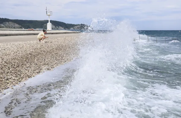 Izola, 24.6.2024Plaza Svetilnik, Primorske razglednice, Burja, sprehajalci, surfarji, Foto:Tomaz Primozic/FPA