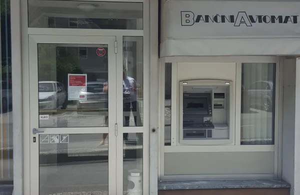 OTP banka bo ukinila edini bankomat v 25 kilometrov dolgi Ba&scaron;ki grapi