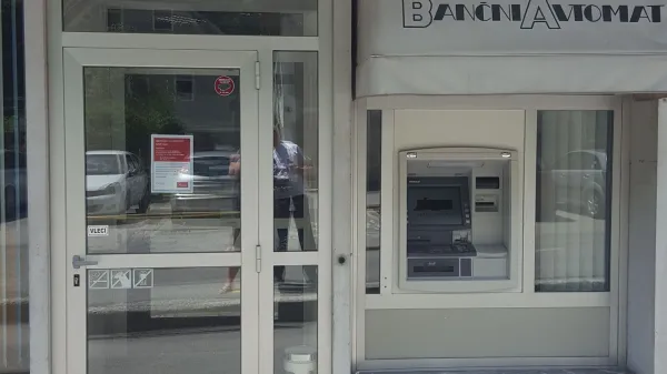 OTP banka bo ukinila edini bankomat v 25 kilometrov dolgi Ba&scaron;ki grapi
