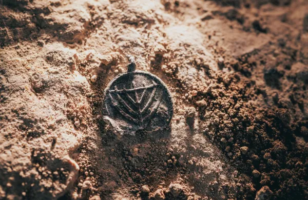 Amulet naj bi bil star več kot 1300 let