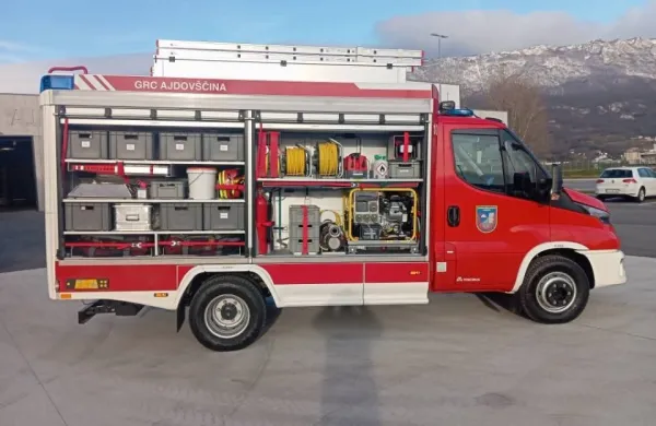 Ajdovski gasilci v novo leto vstopajo z novim vozilom