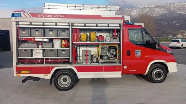 Ajdovski gasilci v novo leto vstopajo z novim vozilom