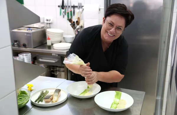 Vedno nasmejana med pripravljanjem jedi.