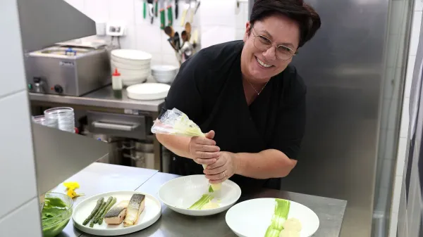 Vedno nasmejana med pripravljanjem jedi.