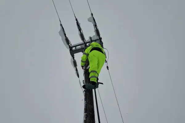Po včeraj&scaron;nji celodnevni bitki tehnikov Elektrodistribucije Srbije (EDS) s snežno nevihto je večina območja Loznica zdaj oskrbljena z električno energijo, dostavljeni so bili tudi generatorji.