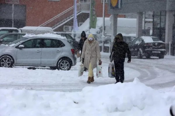 Na Reki in v okolici sneži, zato so od danes zjutraj po sklepu &scaron;taba zimske službe azgla&scaron;ene zimske razmere na cestah in obvezna uporaba zimske opreme.