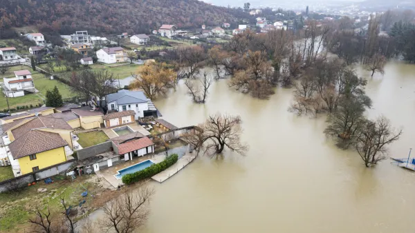 Aeroposnetek posledic razlitja reke Bune iz struge, ki ogroža hi&scaron;e in ustavlja promet na odseku Buna-Blagaj.