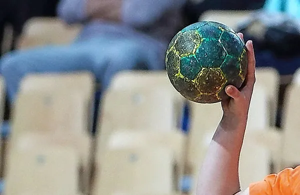 Slovenski rokometa&scaron;i premagali Kuvajt, skrbi po&scaron;kodba Vlaha