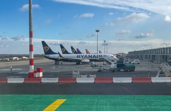 Skupno naj bi Ryanair v letu 2026 zmanj&scaron;al kapacitete za približno tri milijone sedežev.