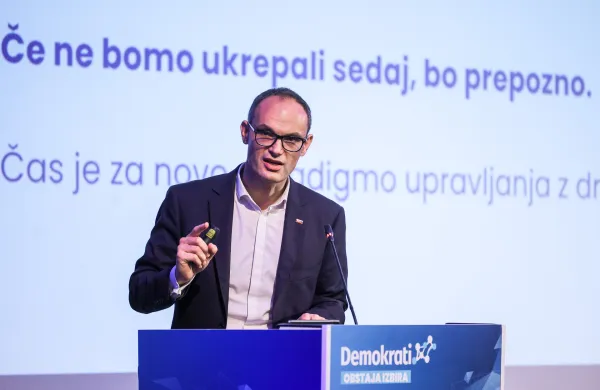 Portoroz, Hotel Slovenija.Programski kongres stranke Demokrati pod vodstvom Anzeta Logarja, na katerem so predstavili program Uspesna Slovenija.
