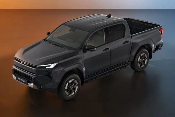 Toyotin poltovornjak najprej k nam pripelje v električni izvedbi, nekaj mesecev kasneje pa &scaron;e z elektrificiranim dizlom.