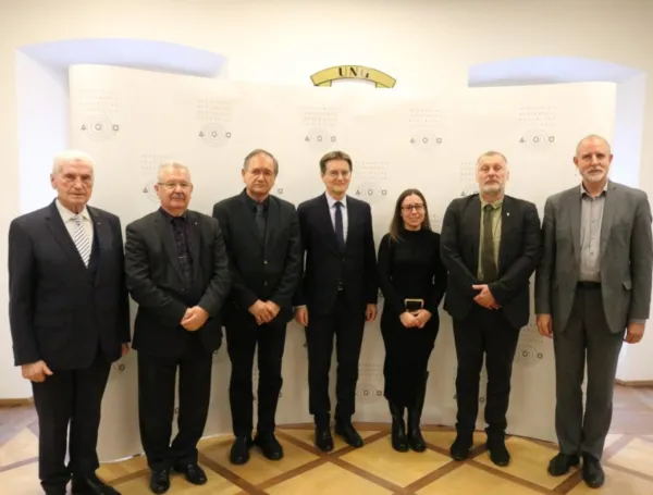 Deseta in zadnja redna seja pod predsedovanjem Univerze na Primorskem in podpredsedovanjem Univerze v Novi Gorici. Od leve proti desni: Ludvik Toplak, rektor Alma Mater Europea; Marjan Blažič, rektor Univerze v Novem mestu; Rado Bohinc, rektor Emuni, Evro-sredozemske univerze; Zdravko Kačič, rektor Univerze v Mariboru; Klavdija Kutnar, rektorica Univerze na Primorskem; Bo&scaron;tjan Golob, rektor Univerze v Novi Gorici, Gregor Majdič, rektor Univerze v Ljubljani.