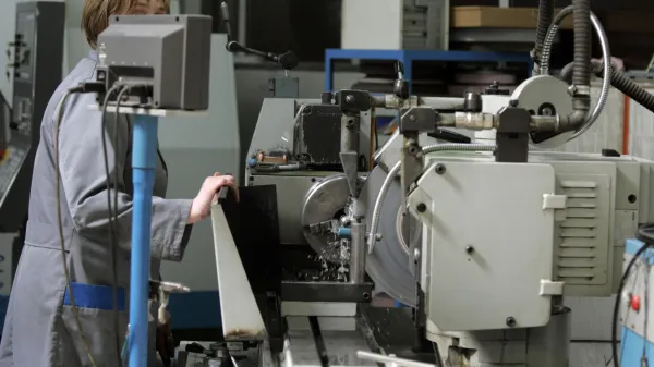 &ldquo;Podjetja vozijo naprej, a imajo roko na ročni zavori&rdquo;