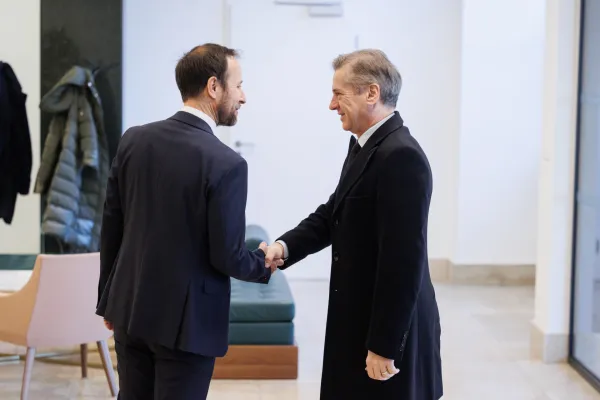 Župan Ilirske Bistrice Gregor Kovačič in predsednik vlade Robert Golob.