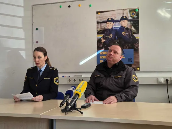 Tiskovna predstavnica PU Koper Anita Leskovec in vodja SKP PU Koper Aljo&scaron;a &Scaron;peh.