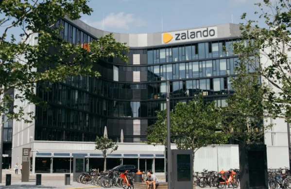 Spletna platforma za modo in življenjski slog Zalando bo v nem&scaron;kem mestu Erfurt septembra zaprla logistični center, kjer je trenutno zaposlenih okoli 2700 ljudi.