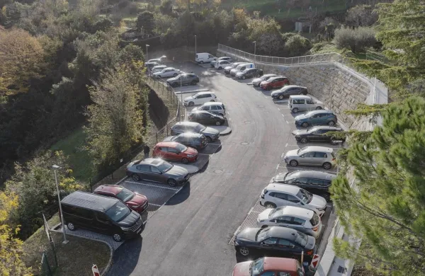 Mestna občina Koper je pod stanovanjsko sosesko na Benčičevi ulici na Markovcu zgradila novo parkiri&scaron;če s 47 parkirnimi mesti. 