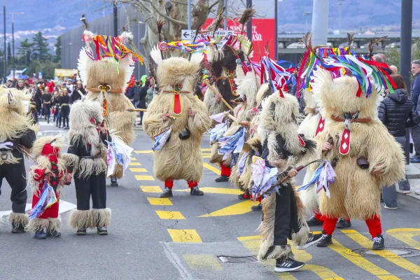 Koper se že pripravlja na pustno eksplozijo barv in mask