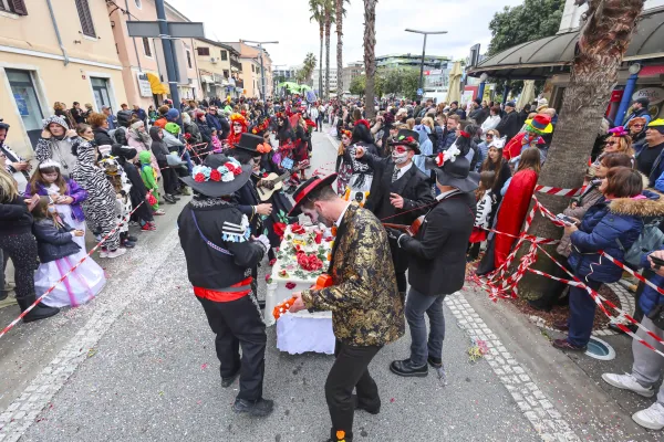 Koper se že pripravlja na pustno eksplozijo barv in mask