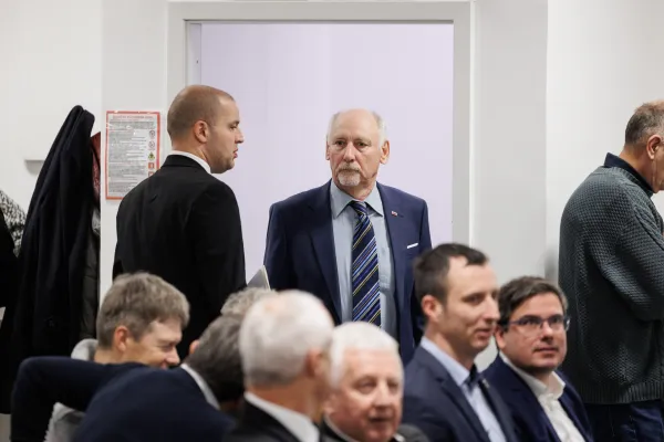 Srečanje predstavnikov vlade z župani in predstavniki gospodarstva v okviru vladnega obiska v primorsko-notranjski regiji.