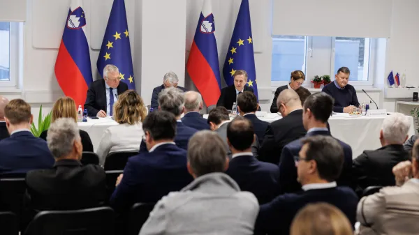 Srečanje predstavnikov vlade z župani in predstavniki gospodarstva v okviru vladnega obiska v primorsko-notranjski regiji.