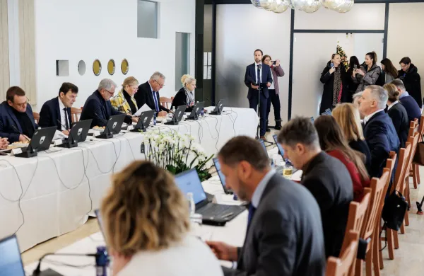 Vlada je včeraj&scaron;nji obisk Primorsko-notranjske regije začela s sejo v gosteh v Domu na Vidmu v Ilirski Bistrici.