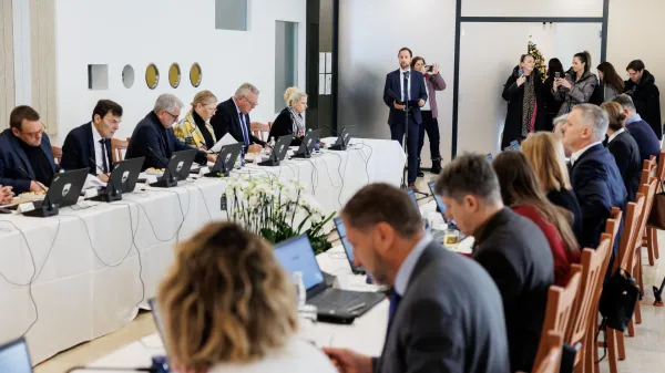 Vlada je včeraj&scaron;nji obisk Primorsko-notranjske regije začela s sejo v gosteh v Domu na Vidmu v Ilirski Bistrici.