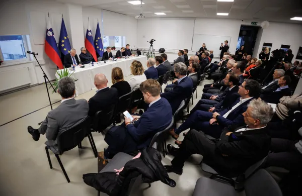 Srečanje predstavnikov vlade z župani in predstavniki gospodarstva v okviru vladnega obiska v primorsko-notranjski regiji.